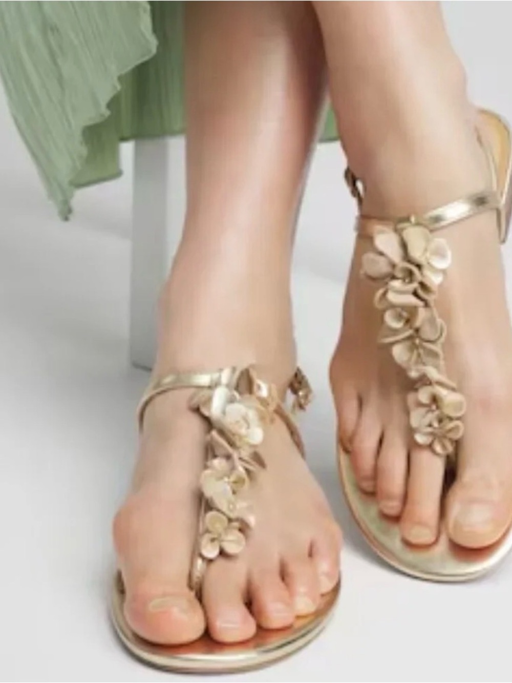 Anne Klein Metallic Gold Floral T-Strap Sandals Excellent Condition